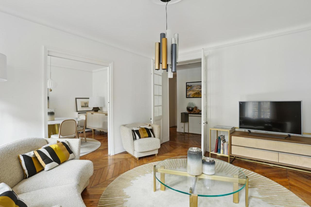2 Bedroom Luxurious Next To Arc De Triumphe Apartment
